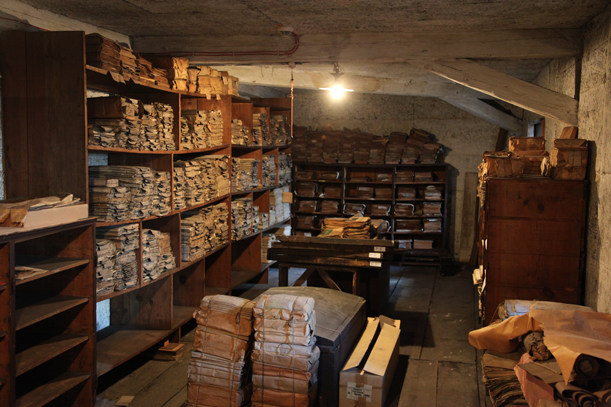 Auf dem Dachboden des Sulzbacher Verlagshauses finden sich einzigartige Schätze, darunter viele Hundert Originaldruckstöcke und ungeöffnete Bücher aus dem 18. und 19. Jahrhundert, der Kultur des Bewahrens ist es zu Verdanken, dass viele historische Schätze erhalten blieben